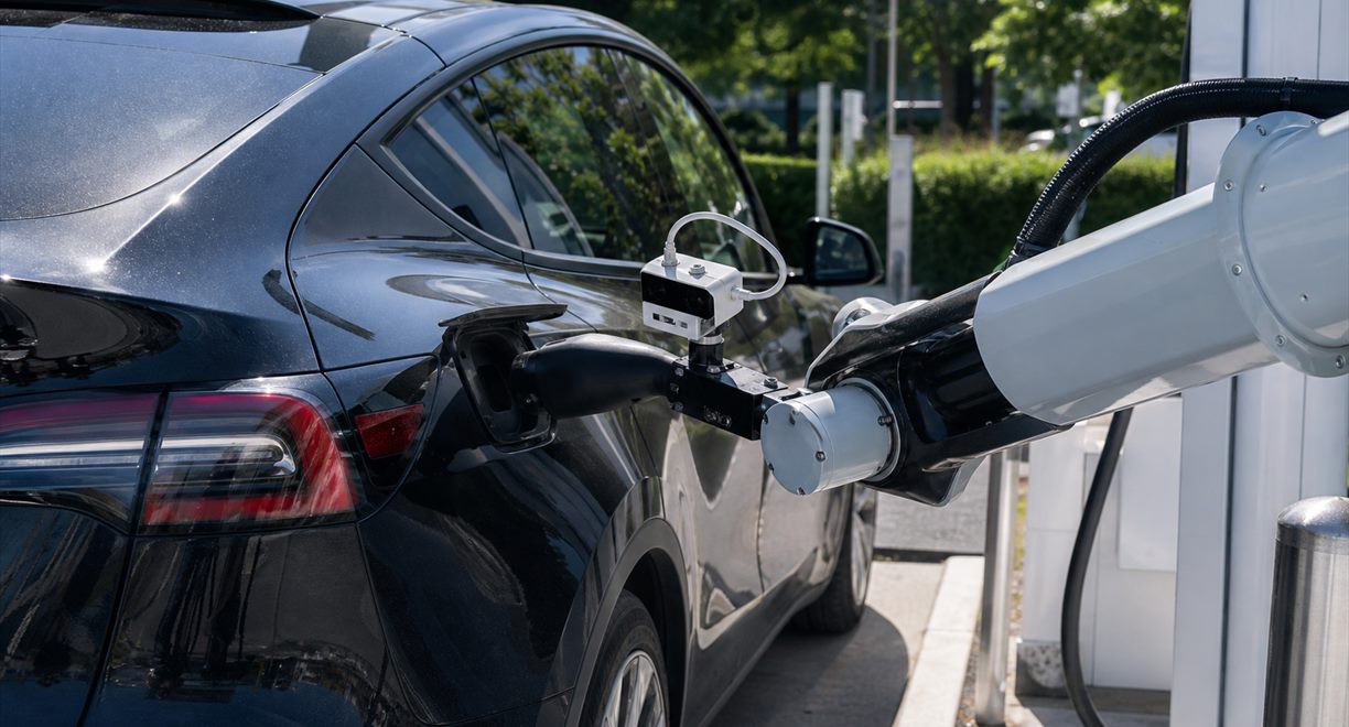Outdoor robotic charging under strong sunlight and vehicle offset