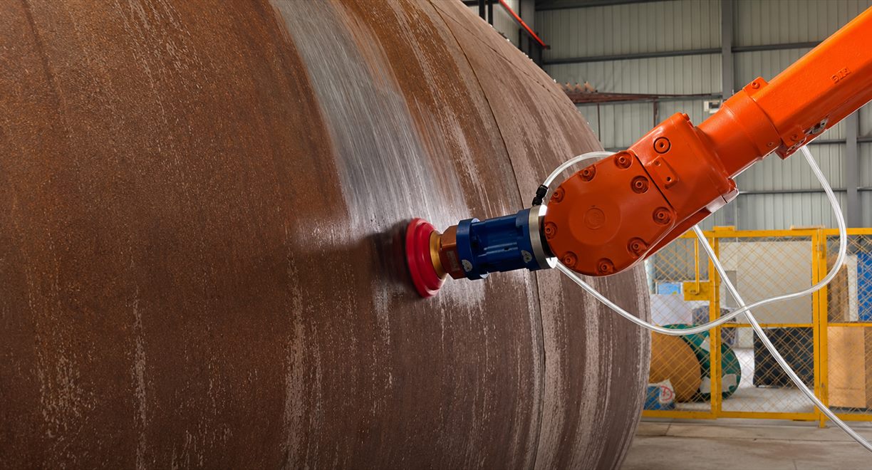 Robotic flexible grinding on a large pipe surface