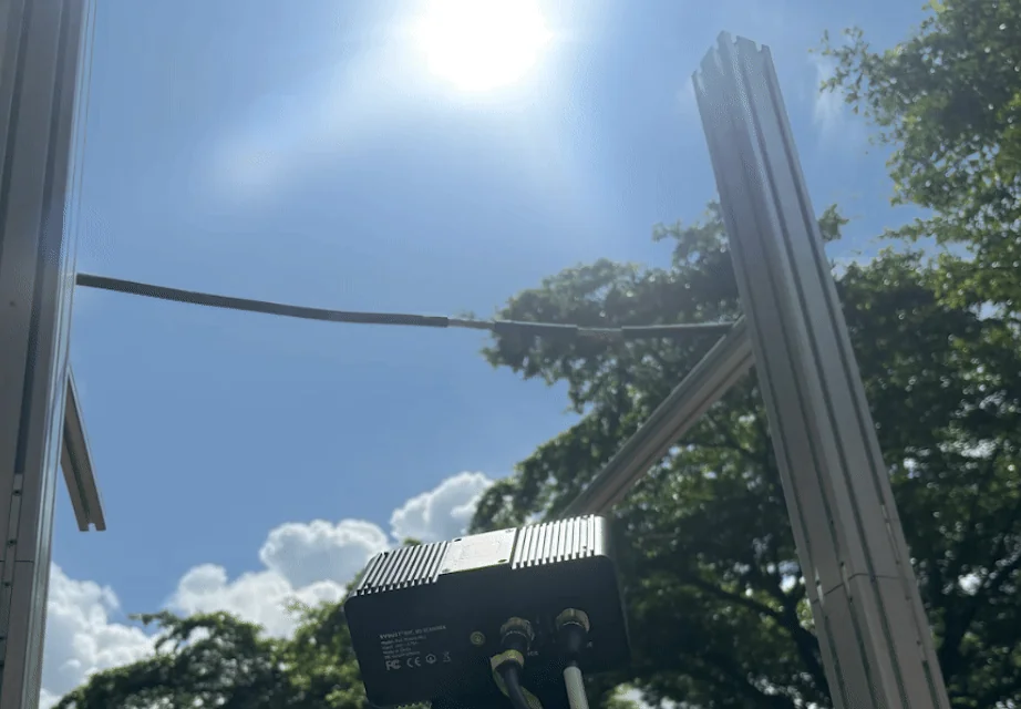 Workpiece under strong outdoor light and corresponding 3D point cloud